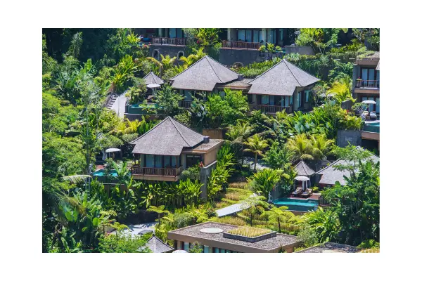 Chalé ecológico com energia solar em meio à natureza, simbolizando investimento regenerativo e rentável