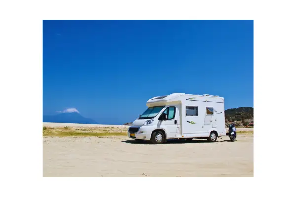 Motorhome com painéis solares estacionado em local natural