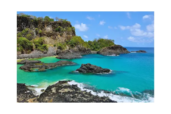 Praias protegidas de Fernando de Noronha, onde o ecoturismo e a preservação ambiental caminham juntos