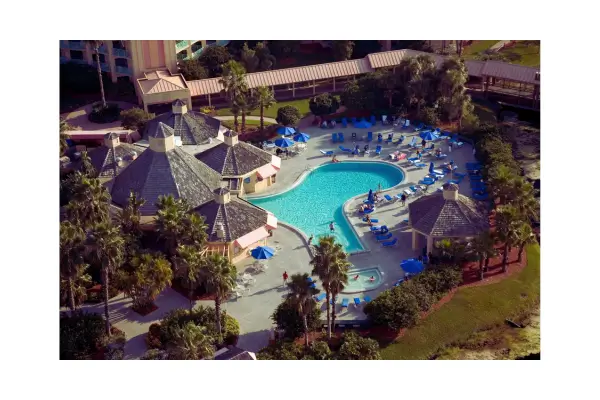 Resort ou hotel de luxo à beira-mar, com piscina e área de lazer