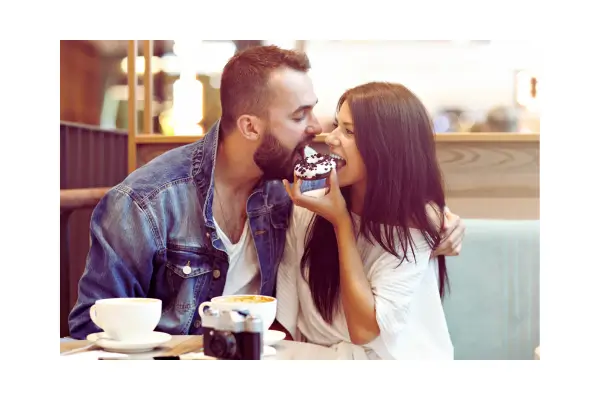 Viagens inesquecíveis são feitas de momentos simples — uma risada, um café e a companhia certa no destino certo