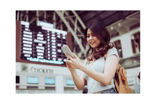 Viajante usando blockchain para check-in rápido e seguro em viagem