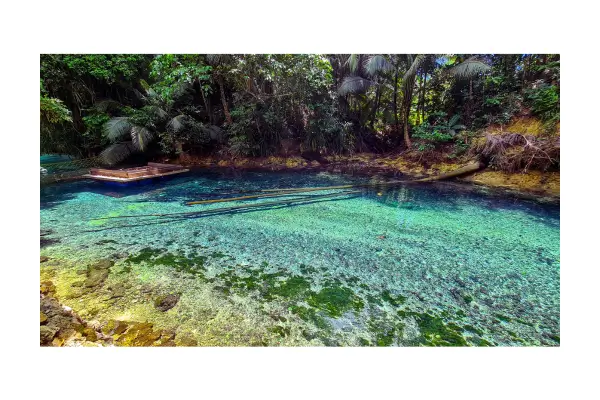 Vista aérea de praias tropicais com águas cristalinas e piscinas naturais
