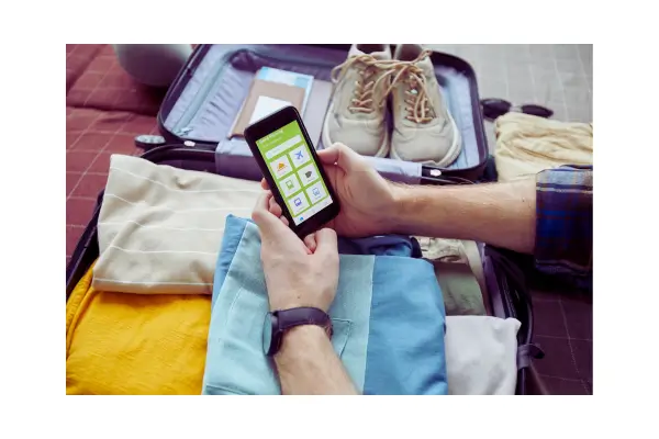 Turista utilizando aplicativos baseados em blockchain para pagamentos e reservas em tempo real