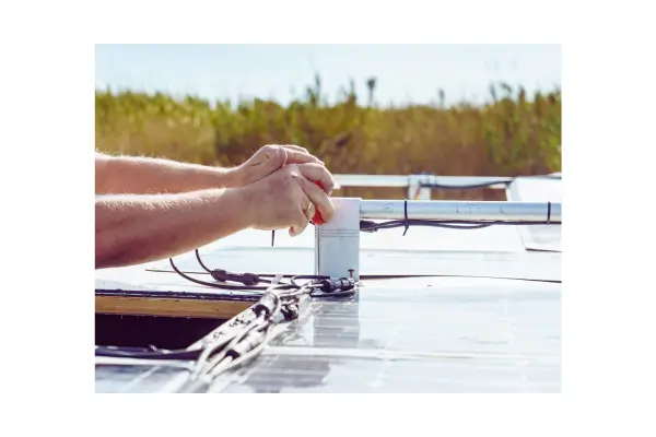 Componentes de um kit solar para motorhome: entenda cada item antes de comprar