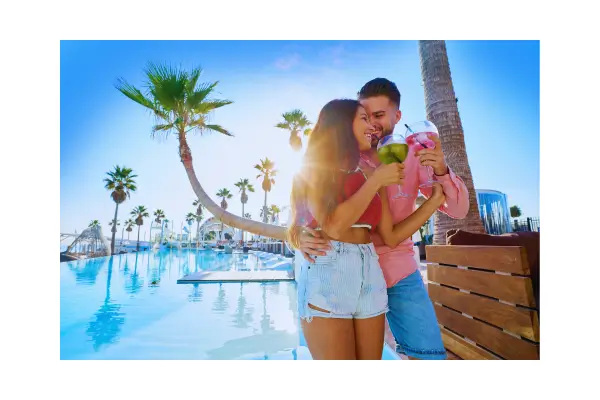 Casal relaxando em resort com pacote de viagem romântica e desconto