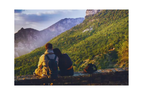 Casal em viagem romântica aproveitando pacote exclusivo com desconto