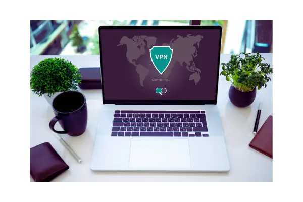 Pessoa acessando internet via laptop em aeroporto com VPN ativa para proteger criptomoedas e evitar golpes