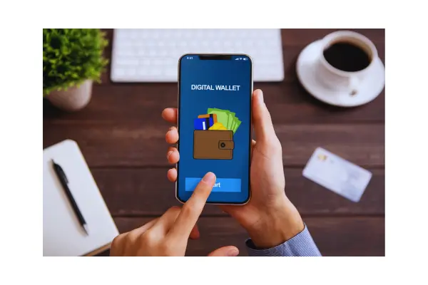 Viajante usando smartphone com cadeado digital holográfico para proteger criptomoedas durante viagem.