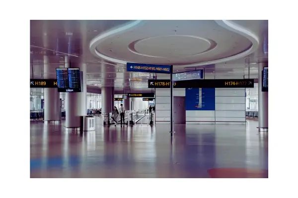 Aeroporto durante a madrugada, horário em que tarifas costumam ser mais baixas.