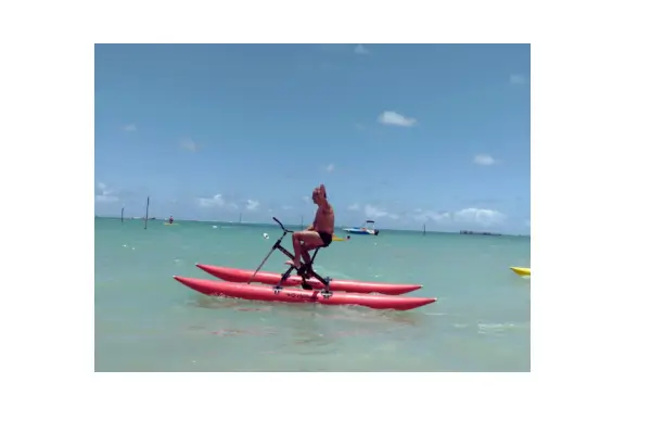 Andar de bicicleta na praia