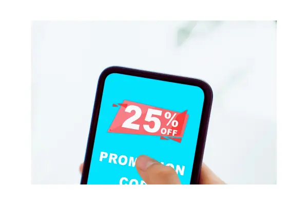 Aplicativo de celular exibindo cupom de desconto para compra de passagens aéreas