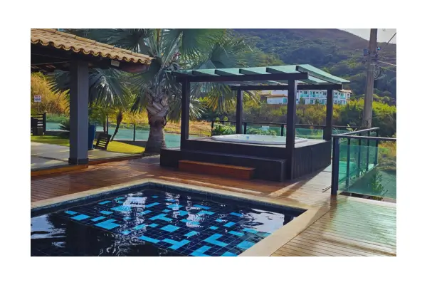 Família reunida em casa alugada em Capitólio, com pets brincando e vista do Lago de Furnas ao fundo, viagem em família e diversão garantida