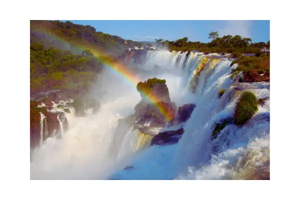 Cataratas do Iguaçu com arco-íris formado pela neblina da queda d’água em Foz do Iguaçu, Paraná - Viagens
