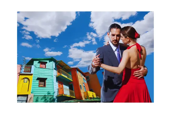 Casal de dançarinos de tango se apresentando na rua Caminito, em Buenos Aires, representando a cultura e energia da cidade