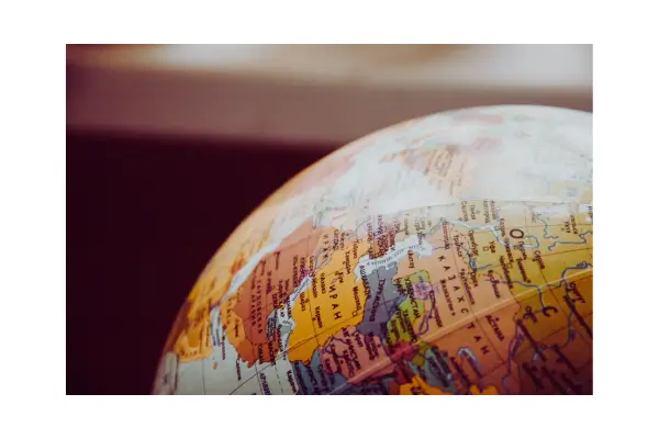 Mapa mundial destacando países que exigem seguro viagem para entrada de turistas