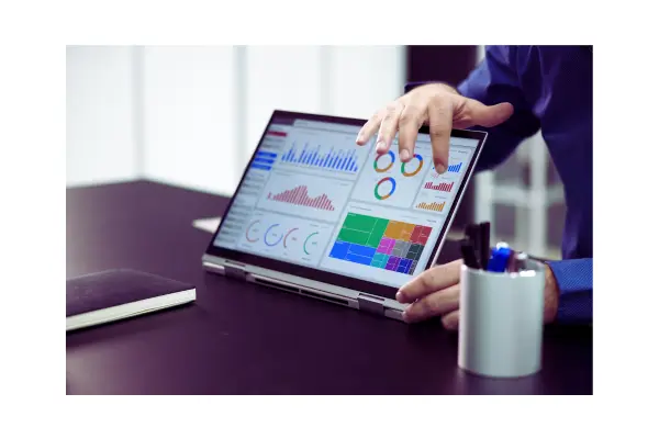 Pessoa analisando planos e opções de seguro viagem no computador, representando a pesquisa das melhores ofertas