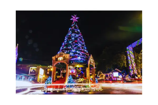 Rua Coberta decorada com luzes natalinas em Gramado durante o evento Natal Luz - Viagens