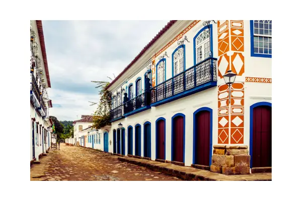 Rua de pedra com casinhas coloniais no centro histórico de Paraty, Rio de Janeiro - Viagens
