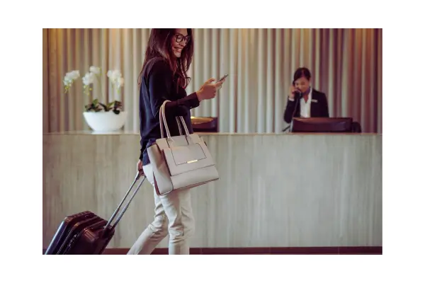 Tela de smartphone exibindo apps úteis para viagem como mapas, tradutor e previsão do tempo