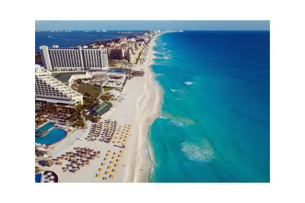 Praia South Beach em Miami com prédios ao fundo