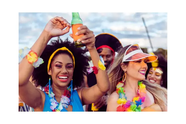 Bloco de rua do Carnaval do Rio de Janeiro com foliões fantasiados