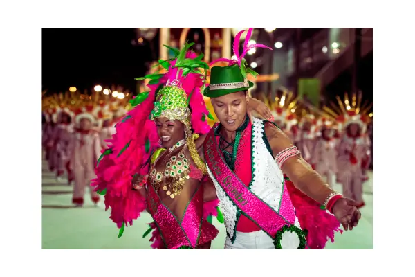 Sambódromo do Rio de Janeiro cheio de foliões durante o Carnaval 2026 com arquibancadas e desfile de escolas de samba