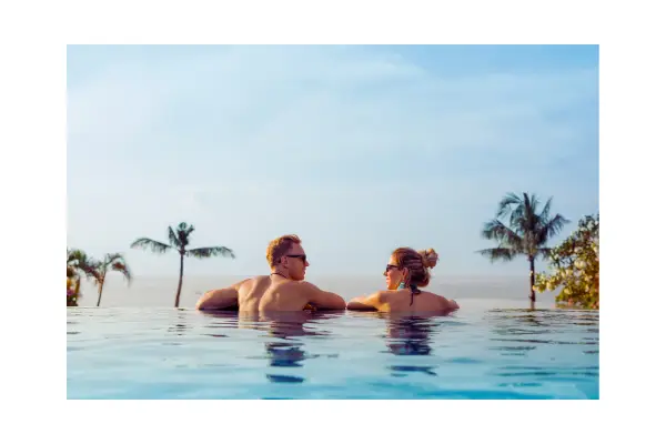 Casal em resort all inclusive em Porto de Galinhas curtindo pôr do sol