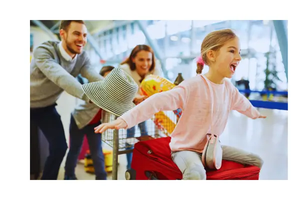 Família aproveitando viagem econômica