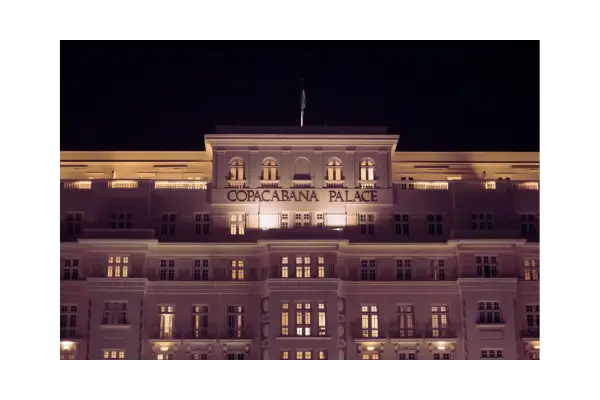 Piscina do Belmond Copacabana Palace com vista para a praia