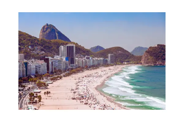 Praia de Copacabana com hotéis próximos e mar azul no Rio de Janeiro