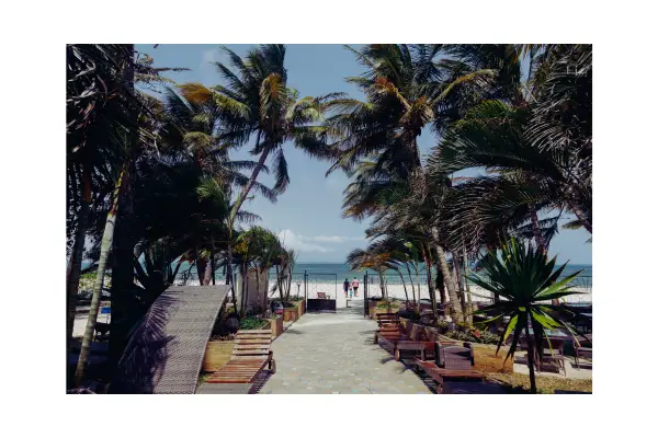 Vista aérea de resort all inclusive em Porto de Galinhas com praia e coqueiros