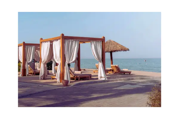 Vista aérea de resort all inclusive em Porto de Galinhas com pé na areia e mar azul