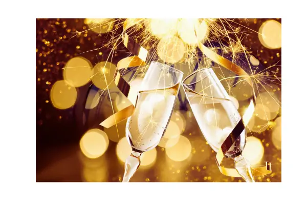 Duas taças de champagne brindando ao Ano Novo, simbolizando as melhores ofertas de viagem para o Réveillon 2025 no Brasil.