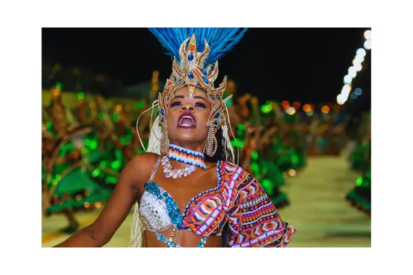 Sambódromo do Rio de Janeiro cheio de foliões no Carnaval 2026