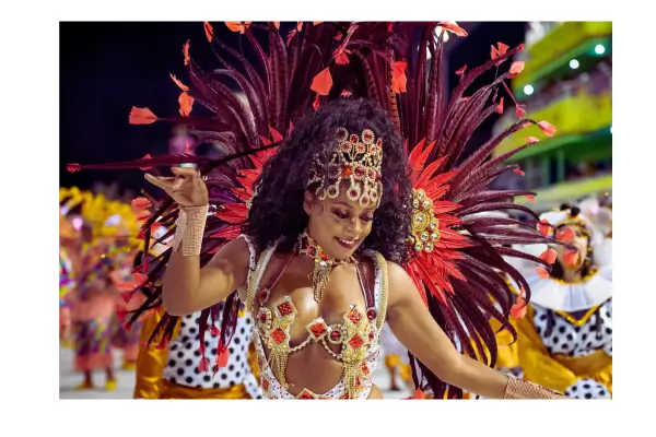 Sambódromo do Rio de Janeiro cheio de foliões no Carnaval 2026