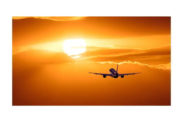 Avião decolando ao pôr do sol simbolizando a compra no momento ideal