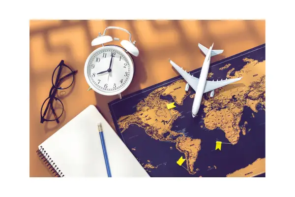 Calendário, relógio e passagem aérea simbolizando o melhor dia e hora para comprar passagens aéreas