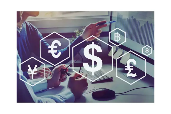 Painel de câmbio mostrando variação de moedas e impacto no cartão de crédito