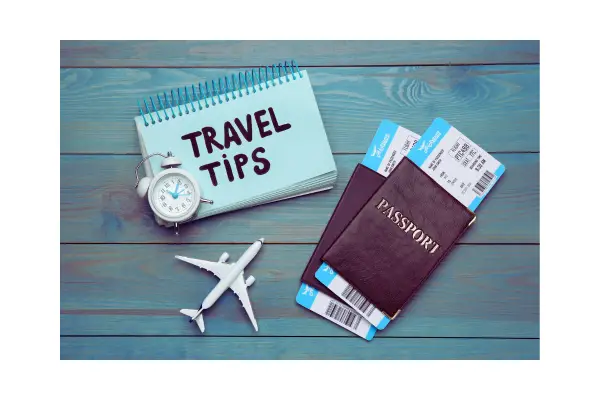 calendário, relógio e passagem aérea representando o melhor dia e hora para comprar passagens aéreas