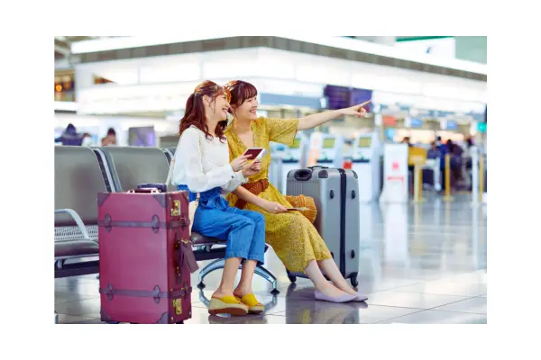 Dupla no aeroporto com passagens compradas