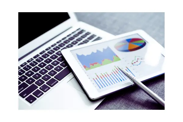 Tela de comparador de tarifas aéreas mostrando melhor dia e hora para comprar passagens aéreas