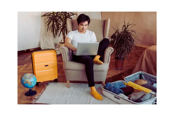 Viajante pesquisando preços de passagens