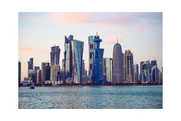 Cenário urbano representando o estilo de viagem voltado para cidades modernas, cultura pop e vida cosmopolita.