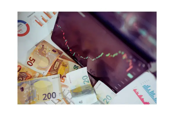 Comparação de preços mostrando que pagar na moeda local é mais barato