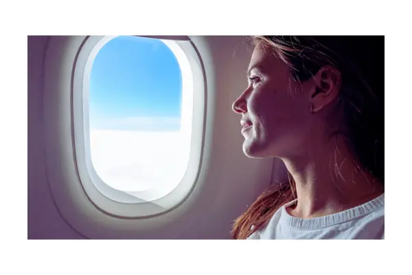 Mulher ou viajante observando um mapa ou olhando a janela de um avião