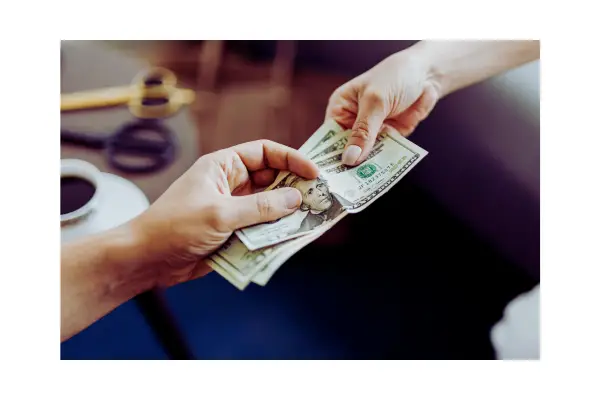 Pagamento em moeda local no exterior, garantindo câmbio mais justo e menos taxas.