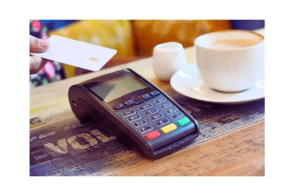 Tela de maquininha mostrando opção de moeda local antes da confirmação