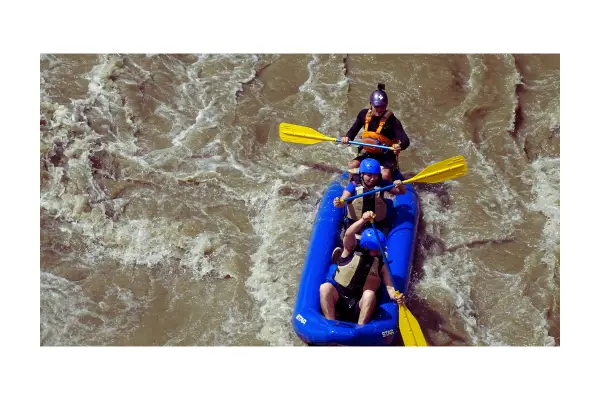 Viagem de aventura representando atividades radicais, trilhas e superação pessoal