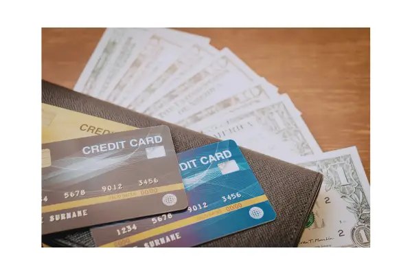 comparação entre cartão de crédito, dinheiro vivo e contas globais em viagens